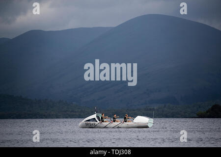 Fratelli (da sinistra) Lachlan, 21, Ewan, 27 e Jamie MacLean, 25, da Edimburgo, provare la loro barca sul Loch Lomond per la prima volta prima fila 3000 miglia attraverso l'Oceano Atlantico alla fine dell'anno nel Talisker Whisky Atlantic sfida per raccogliere fondi per beneficenza bambini 1° e Feedback del Madagascar. Foto Stock