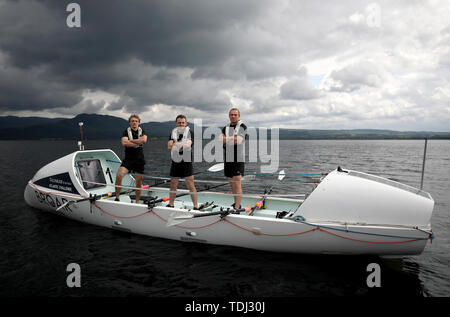 Fratelli (da sinistra) Lachlan, 21, Ewan, 27 e Jamie MacLean, 25, da Edimburgo, provare la loro barca sul Loch Lomond per la prima volta prima fila 3000 miglia attraverso l'Oceano Atlantico alla fine dell'anno nel Talisker Whisky Atlantic sfida per raccogliere fondi per beneficenza bambini 1° e Feedback del Madagascar. Foto Stock