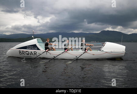 Fratelli (da sinistra) Lachlan, 21, Ewan, 27 e Jamie MacLean, 25, da Edimburgo, provare la loro barca sul Loch Lomond per la prima volta prima fila 3000 miglia attraverso l'Oceano Atlantico alla fine dell'anno nel Talisker Whisky Atlantic sfida per raccogliere fondi per beneficenza bambini 1° e Feedback del Madagascar. Foto Stock