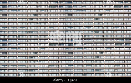 Vista frontale della facciata di edificio con un sacco di righe della finestra. Edificio moderno texture. Architettura minimalista con facciata geometrica - Immagine Foto Stock