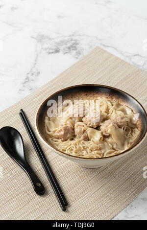 Il Cloud tagliatelle su marmo bianco Foto Stock