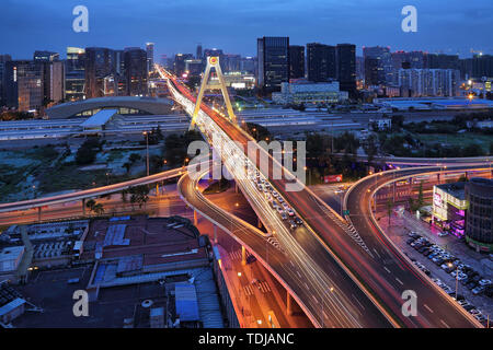 Chengdu Tianfu cavalcavia paesaggio urbano vista notturna Foto Stock