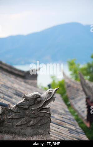 Dragon scultura sul tetto del tempio Qionghai in Xichang, Sichuan Foto Stock