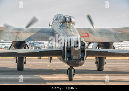 Vista di arretramento dell'Avro Lancaster bomber all'Airshow di Farnborough Foto Stock