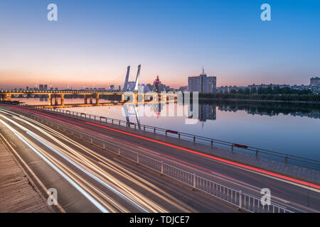 Cross-River Bridge Road sotto il tramonto in Fushun, Cina in autunno Foto Stock