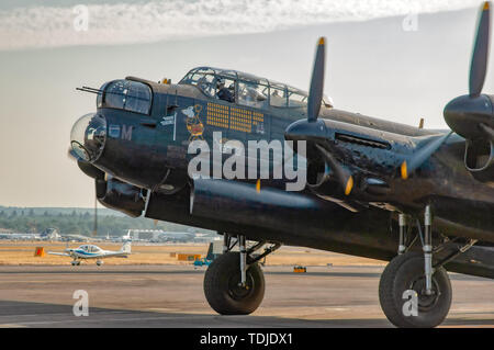 Avro Lancaster pronto per un volo dimostrativo a Airshow di Farnborough Foto Stock