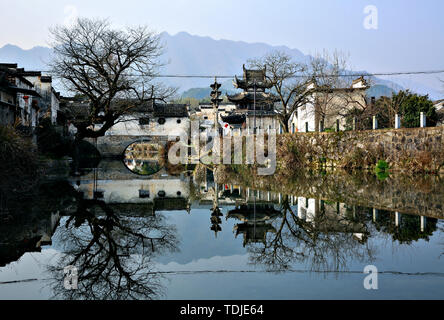 Fotografato il 10 marzo 2019 nel villaggio di Xu, Shexian County, provincia di Anhui, antica sala ancestrale, il Wumafang archway e il ponte coperto finestra a guardare all'antica residenza al di fuori di una foto di un bellissimo villaggio di montagna entra in vista. Foto Stock