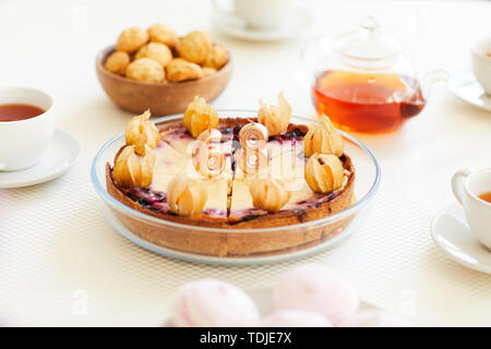 Close-up di deliziosa torta per sessanta ottavo compleanno decorata con fiori secchi e numero di candele Foto Stock