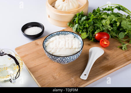 Tofu brain un famoso e tradizionale snack, noto anche come tofu fiore, fiore di fagiolo misto, secondo i gusti locali, vi è una distinzione tra dolce e salato. Foto Stock