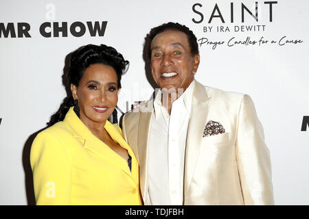 Giugno 12, 2019 - Beverly Hills, CA, Stati Uniti d'America - LOS ANGELES - 4 giu: Francesca Glandney, Smokey Robinson presso la santa preghiera moderni candele per una causa lancio al sig. Chow il 4 giugno 2019 a Beverly Hills, CA (credito Immagine: © Kay Blake/ZUMA filo) Foto Stock