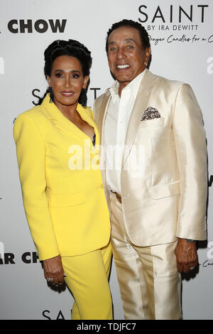 Giugno 12, 2019 - Beverly Hills, CA, Stati Uniti d'America - LOS ANGELES - 4 giu: Francesca Glandney, Smokey Robinson presso la santa preghiera moderni candele per una causa lancio al sig. Chow il 4 giugno 2019 a Beverly Hills, CA (credito Immagine: © Kay Blake/ZUMA filo) Foto Stock