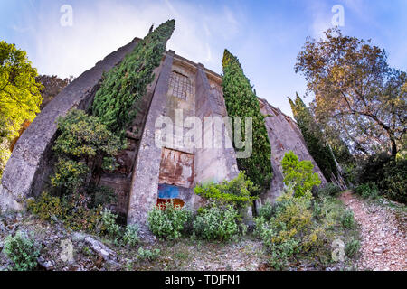 Abbandonato rovinato perso il posto porta con la funicolare alla miniera di bauxite in città Cere vicino Rabac in Istria, Croazia Foto Stock