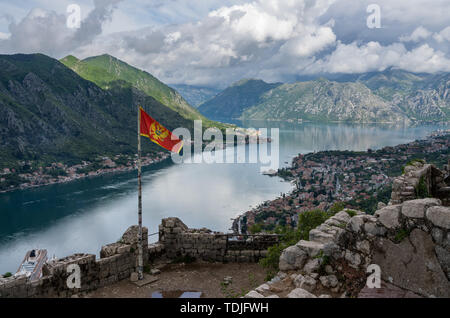 Vista da sopra la città vecchia di Kotor in Montenegro Foto Stock