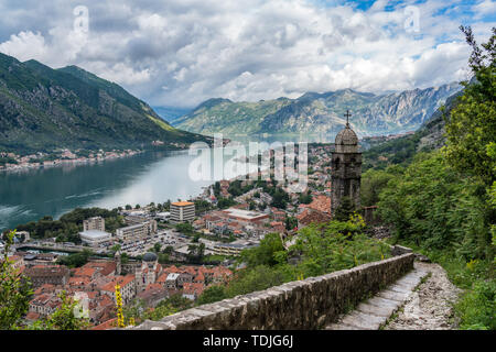 Passo percorso dalla chiesa sopra la città vecchia di Kotor in Montenegro Foto Stock
