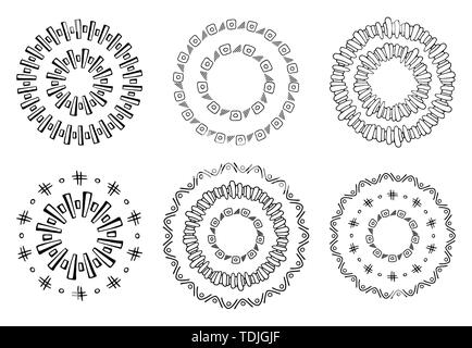 Set di disegnato a mano ornamenti circolare. Round pattern simmetrici isolati su sfondo bianco. Doodle elementi decorativi. Tattoo design. Vettore. Illustrazione Vettoriale