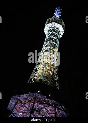 Petrin Lookout Tower di Praga di notte Foto Stock