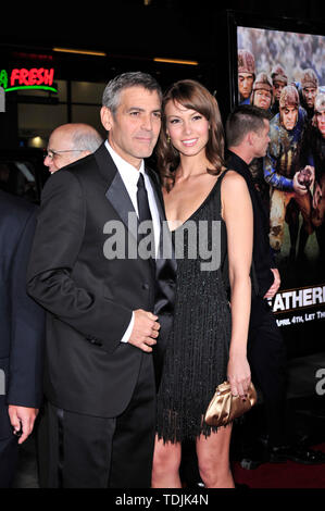 LOS ANGELES, CA. Marzo 31, 2008: George Clooney & ragazza Sarah Larson alla premiere mondiale del suo nuovo film "Leatherheads" a Grauman's Chinese Theater. © 2008 Paul Smith / Featureflash Foto Stock