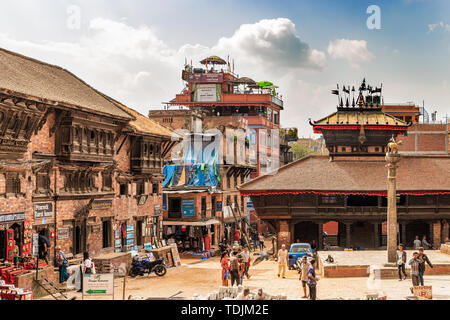 Kathmandu, Nepal - Ott 12, 2018: i turisti in visita a Dattatreya tempio in Tachupal Tole piazza nel patrimonio mondiale Unesco città vecchia di Bhaktapur, Nepal Foto Stock