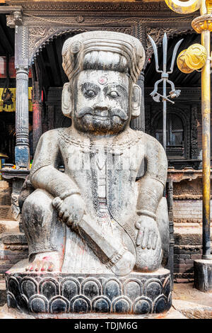 Kathmandu, Nepal - Ott 12, 2018: vista a scolpiti in pietra di guardia al tempio Dattatraya in Bhaktapur, valle di Kathmandu, Nepal Foto Stock