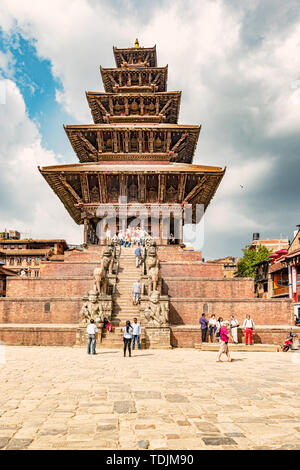 Kathmandu, Nepal - Ott 12, 2018: i turisti in visita a tempio Nyatapola sulla piazza Taumadhi in Bhaktapur, valle di Kathmandu, Nepal. Foto Stock