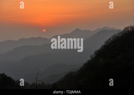 Fotografato a sunrise in Wudang montagna, provincia di Hubei in aprile 2019 Foto Stock