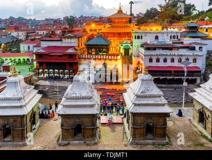 Tramonto al Tempio di Pashupatinath a Kathmandu, Nepal Foto Stock