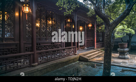 Il cortile del giardino un edificio di stile di Suzhou. Foto Stock