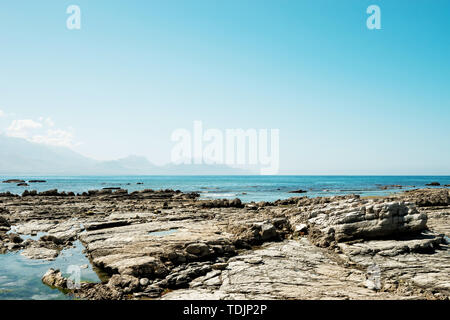 Vuoto spiaggia rocciosa in bluesky Foto Stock