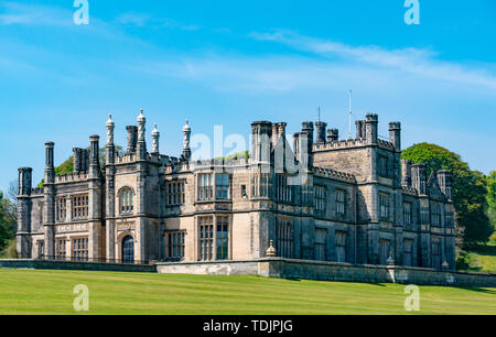 Revival gotico mansion, Dalmeny House, South Queensferry, Scotland, Regno Unito Foto Stock