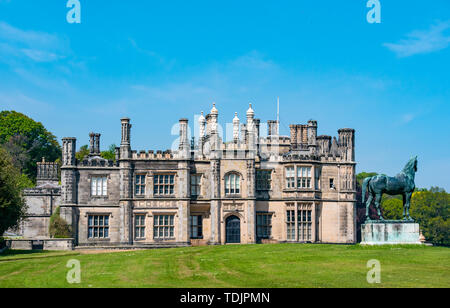 Residenza gotica di rinascita, Dalmeny House, con la statua di stallone di cavallo di corsa del re Tom, Queensferry del sud, Scozia, Regno Unito Foto Stock