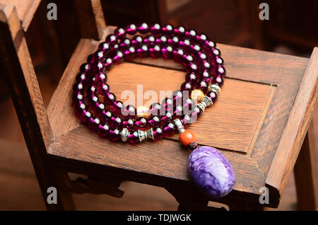 Amethyst pendant purple tooth black garnet crystal bracelet necklace wool chain Foto Stock