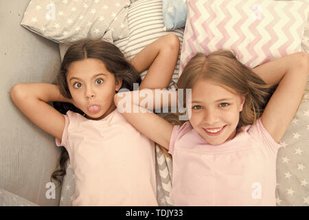 Migliori amici per sempre. Considerare il tema slumber party. Slumber party intramontabile tradizione di infanzia. Ragazze rilassante sul letto. Slumber party concetto. Le ragazze vogliono semplicemente divertirsi. Invita un amico per sleepover. Foto Stock