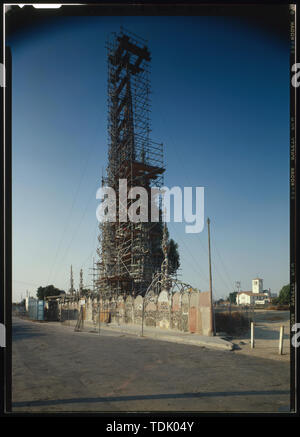 Vista obliqua dal sud-ovest, in fase di restauro - Watt Torri di Simon Rodia, 176 East 107th Street, Los Angeles, nella contea di Los Angeles, CA Foto Stock