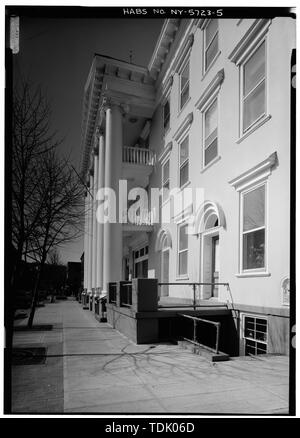 Vista obliqua guardando in direzione sud lungo la East (anteriore) di elevazione. - Clinton House, 120 North Cayuga Street, Itaca, Tompkins County, NY Foto Stock