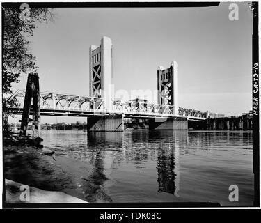 Vista obliqua del ponte, guardando ad est del lato a valle del ponte dalla contea di YOLO LATO DEL FIUME SACRAMENTO - Sacramento River Bridge Spanning fiume Sacramento in California State Highway 275, Sacramento della contea di Sacramento, CA Foto Stock