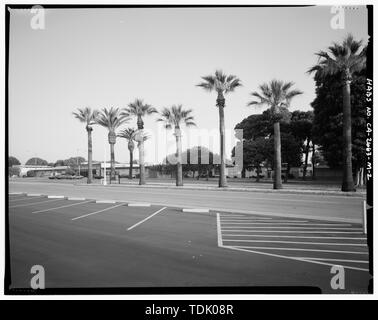 Vista obliqua di edificio 10, da RICHARDSON AVENUE, che mostra parte anteriore e lati est, rivolta verso nord-ovest - Base di Roosevelt, flotta sbarco edificio, delimitata da Richardson e Pratt viali, Maryland e Virginia Occidentale strade, Long Beach, nella contea di Los Angeles, CA Foto Stock