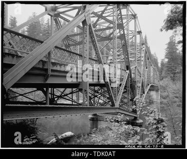 Vista obliqua del lato a valle del ponte, guardando ad ovest - Smith River Bridge, CA la Statale 199 Spanning Smith River, Crescent City, Del Norte County, CA Foto Stock