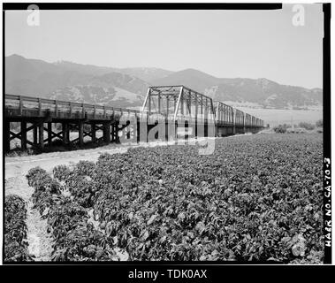 Vista obliqua del lato a valle del ponte e Oriente approccio traliccio campate, guardando verso sud-ovest (135mm) - Salinas River Bridge Spanning Salinas fiume sul fiume Chualar Road, Chualar, Contea di Monterey, CA; Salinas River Bridge Spanning Salinas fiume sul fiume Chualar Road, Monterey County, California.vista obliqua del lato a valle del ponte e Oriente approccio traliccio campate, guardando verso sud-ovest. Foto Stock