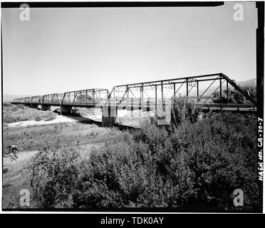 Vista obliqua del lato a valle del ponte, guardando verso est (65mm) - Salinas River Bridge Spanning Salinas fiume sul fiume Chualar Road, Chualar, Contea di Monterey, CA; Salinas River Bridge Spanning Salinas fiume sul fiume Chualar Road, Chualar, Monterey County, California.vista obliqua del lato a valle del ponte, guardando verso est. Foto Stock