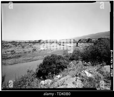 Vista obliqua del lato a valle del ponte, guardando ad est-sudest (65mm) - Salinas River Bridge Spanning Salinas fiume sul fiume Chualar Road, Chualar, Contea di Monterey, CA Foto Stock