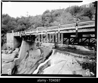 Vista obliqua del lato a valle del ponte, guardando a nord-est. (65mm) - Tule River complesso idroelettrico, Tule River Bridge Spanning North Fork di mezzo la forca del Tule River, Springville,, Tulare County, CA Foto Stock