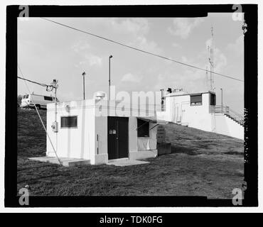 Vista obliqua di fronte (sud) e a ovest della casa del generatore, ARGINE E CASA DI CONTROLLO IN BACKGROUND, vista verso oriente - Moore Lock Haven, Generatore House, Cross-State Canal, Okeechobee Intracoastal Waterway, Moore Haven, radure County, FL Foto Stock