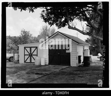 Vista obliqua di fronte (sud-est) e nord-est i lati del garage, mostrando inoltre sulla sinistra, vista verso ovest - Moore Lock Haven, Garage, Cross-State Canal, Okeechobee Intracoastal Waterway, Moore Haven, radure County, FL Foto Stock