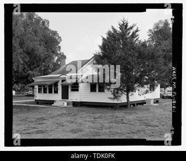 Vista obliqua di fronte (sud-est) e nord-est i lati di LOCKTENDER'S HOUSE, vista verso ovest - Moore Lock Haven, bloccare la gara di casa, Cross-State Canal, Okeechobee Intracoastal Waterway, Moore Haven, radure County, FL Foto Stock