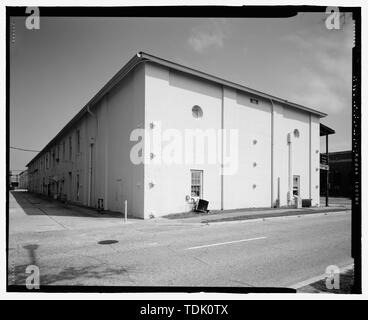 Vista obliqua del posteriore e del lato nord rivolto verso sud-ovest - STATI UNITI Naval Air Station, magazzino Edificio, Pensacola, Escambia County, FL Foto Stock