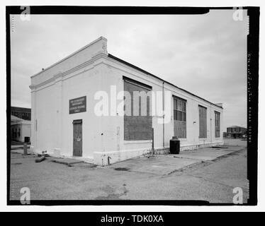 Vista obliqua del sud e ovest di lati rivolti verso nord-est. - Stati Uniti Naval Air Station, locomotore Shed, Sud Avenue, Pensacola, Escambia County, FL Foto Stock