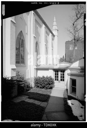 Vista obliqua della facciata sud della chiesa da sud-ovest. - San Giovanni episcopale della chiesa e casa parrocchiale, 210 North Cayuga Street, Itaca, Tompkins County, NY Foto Stock