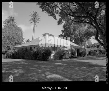 Vista obliqua del lato nord-ovest (sinistra) e la facciata frontale (a destra). Vista rivolta verso est. - Campo di Hickam, ufficiali' Tipo di alloggiamento H, 208 Sesto Street , Honolulu, Honolulu County, HI Foto Stock