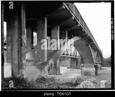 Vista obliqua che mostra sul lato a valle del ponte, guardando a sud sud-ovest - Van Duzen River Bridge Spanning Van Duzen River a CA la Statale 101, Alton, Humboldt County, CA Foto Stock