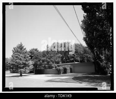 Vista obliqua, in alzato frontale, guardando ad Est - Montagna Home Air Force Base 1958 gli alti ufficiali' alloggiamento, commander's Residence, Tuck Street, casa di montagna, Elmore County, ID Foto Stock